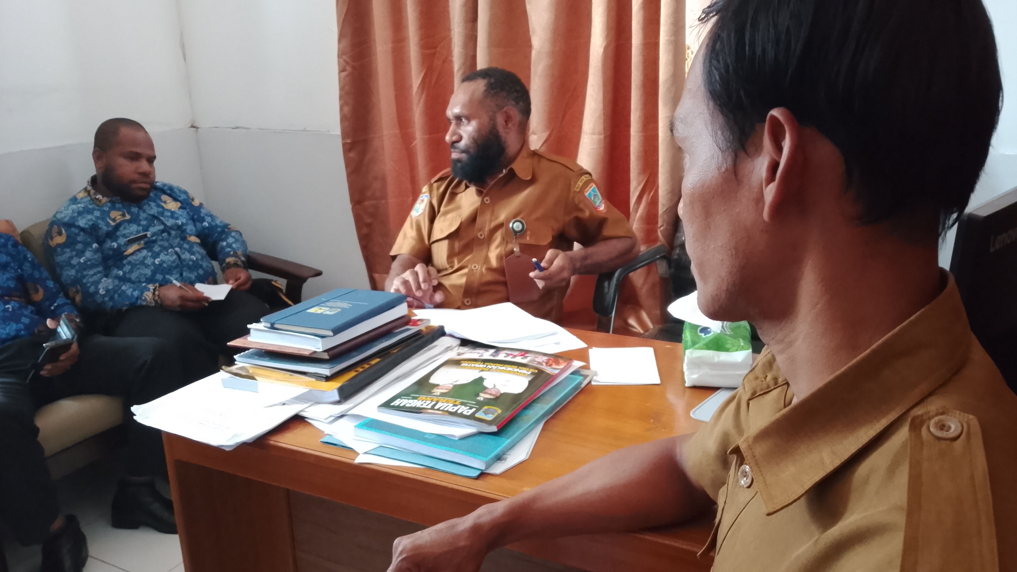 DPMPTSP PROVINSI PAPUA TENGAH GELAR RAPAT PERSIAPAN PAPARAN STANDAR PELAYANAN DAN KONSULTASI PUBLIK SOP